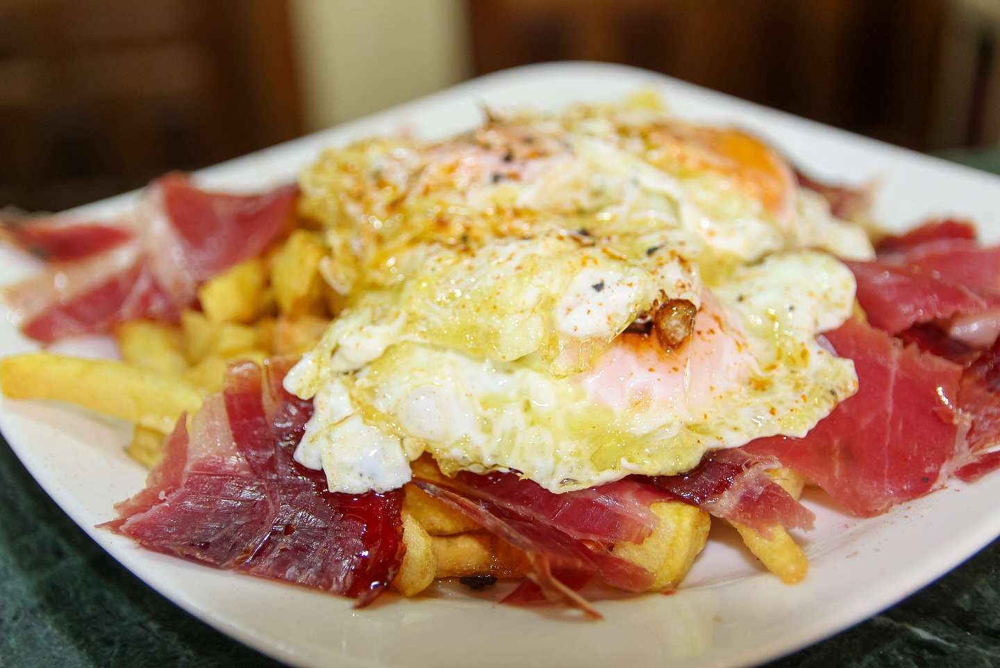 Huevos rotos con jamón ibérico