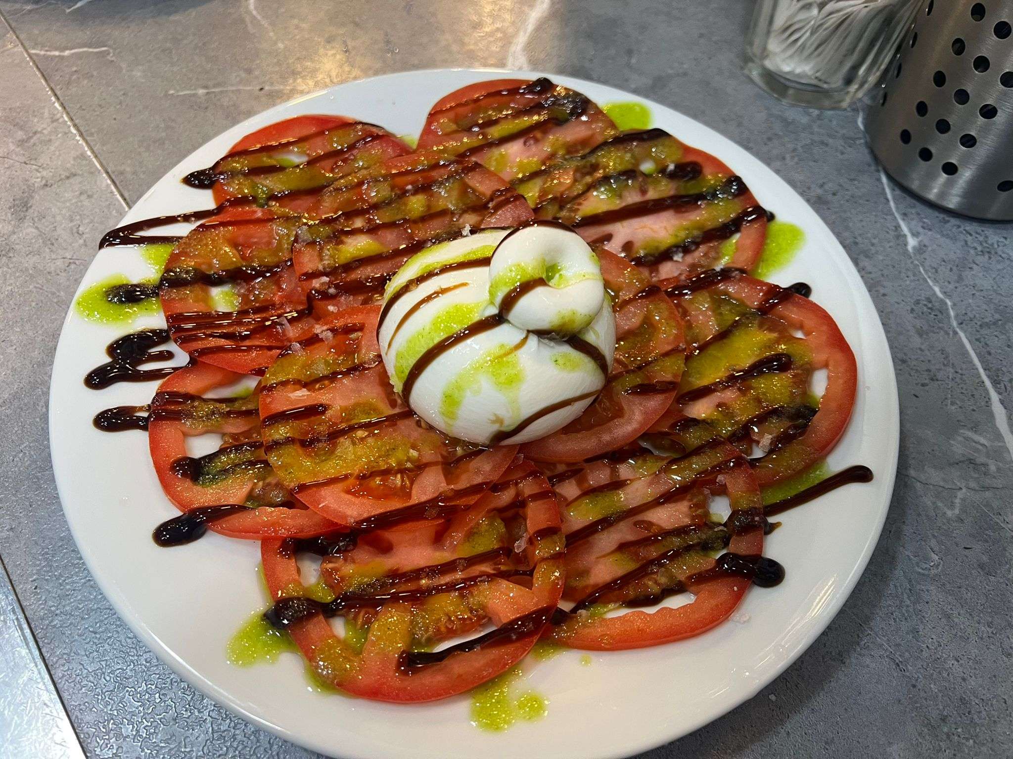 TOMATE ALIÑADO CON QUESO BURRATA