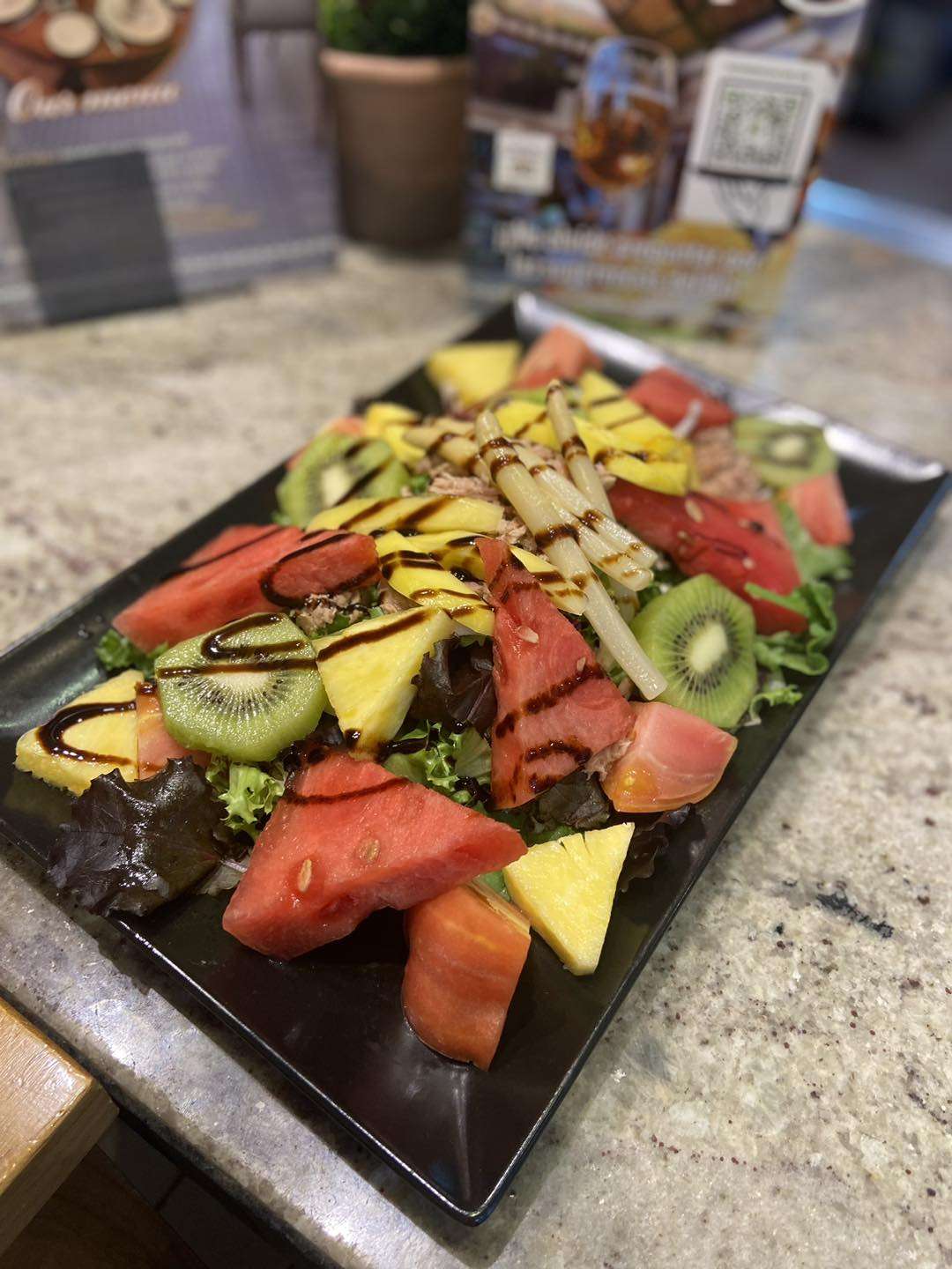 Ensalada Tropical y frutos de temporada
