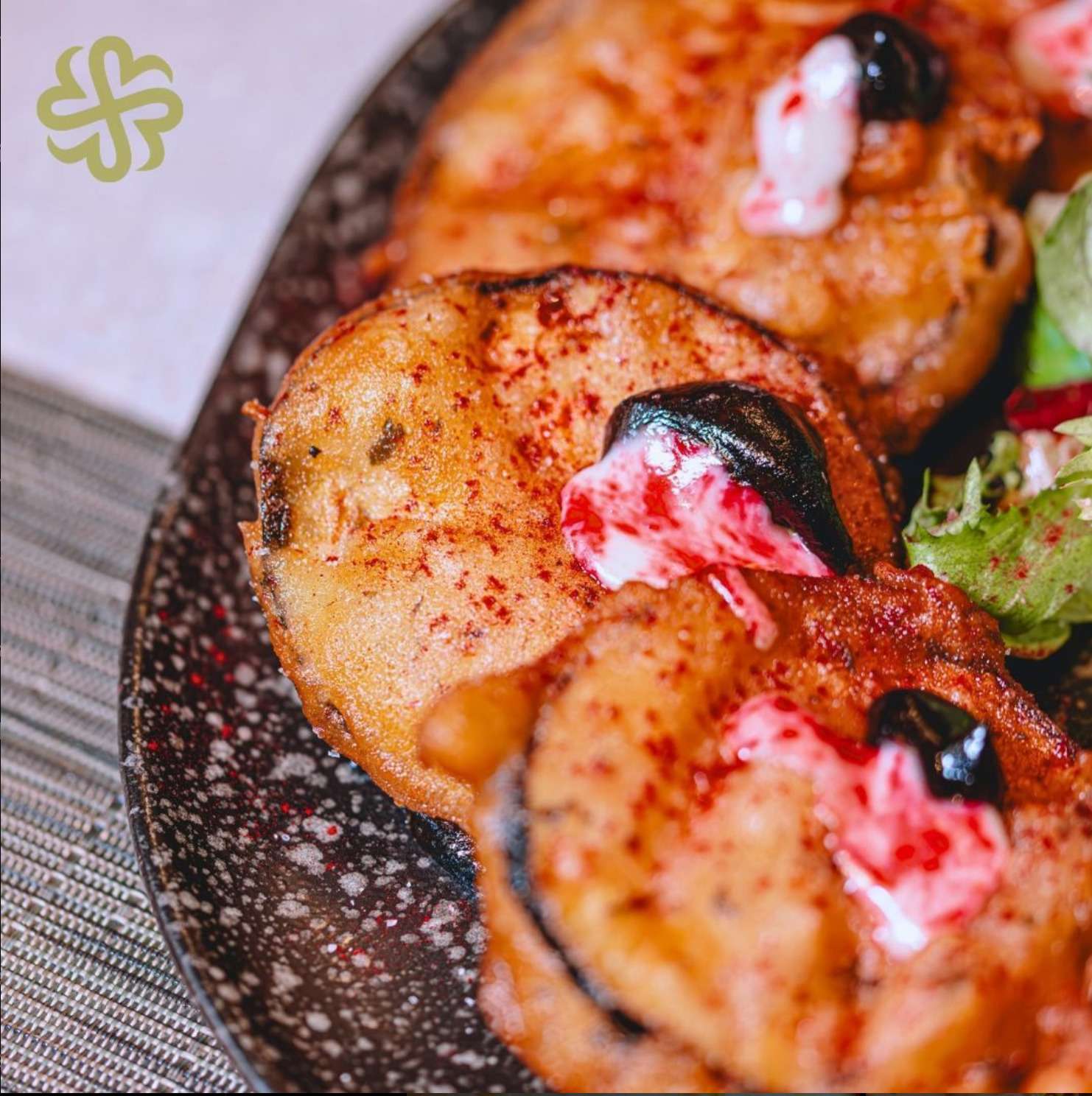 Berenjenas en tempura con gel de miel de caña y mousse de queso azul