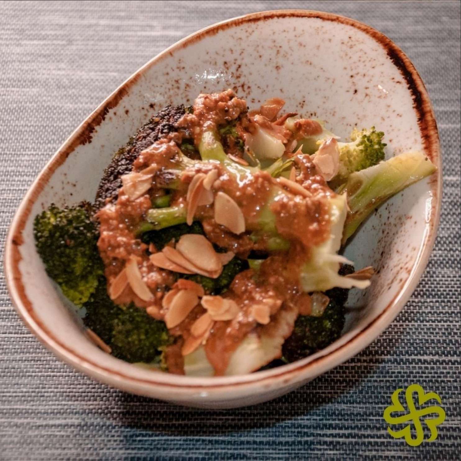 Brócoli con mantequilla de almendra y almendra tostada