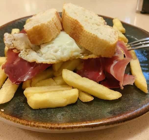 Huevos rotos con jamón