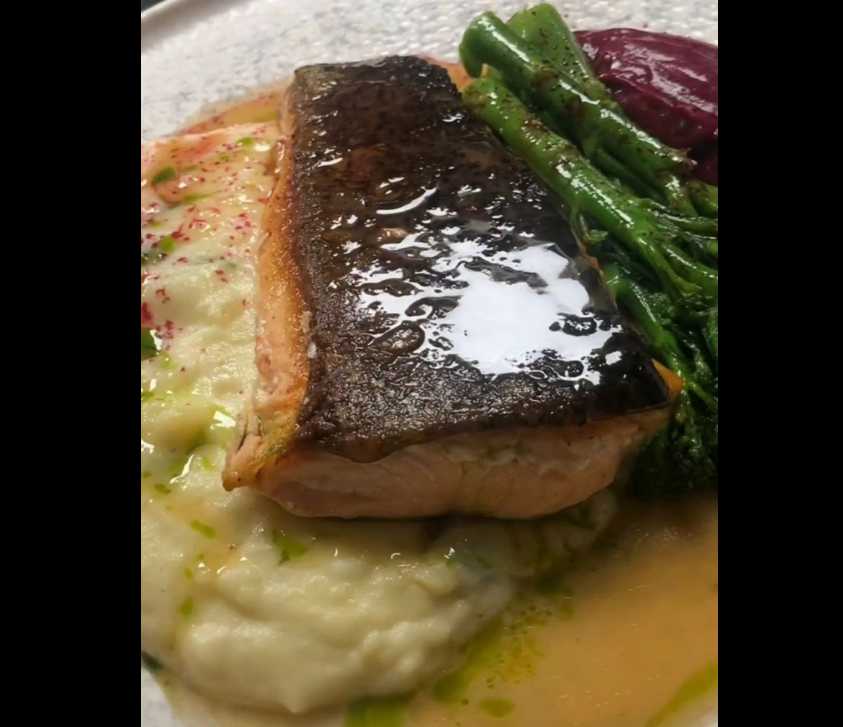 Salmón con col a la barbacoa