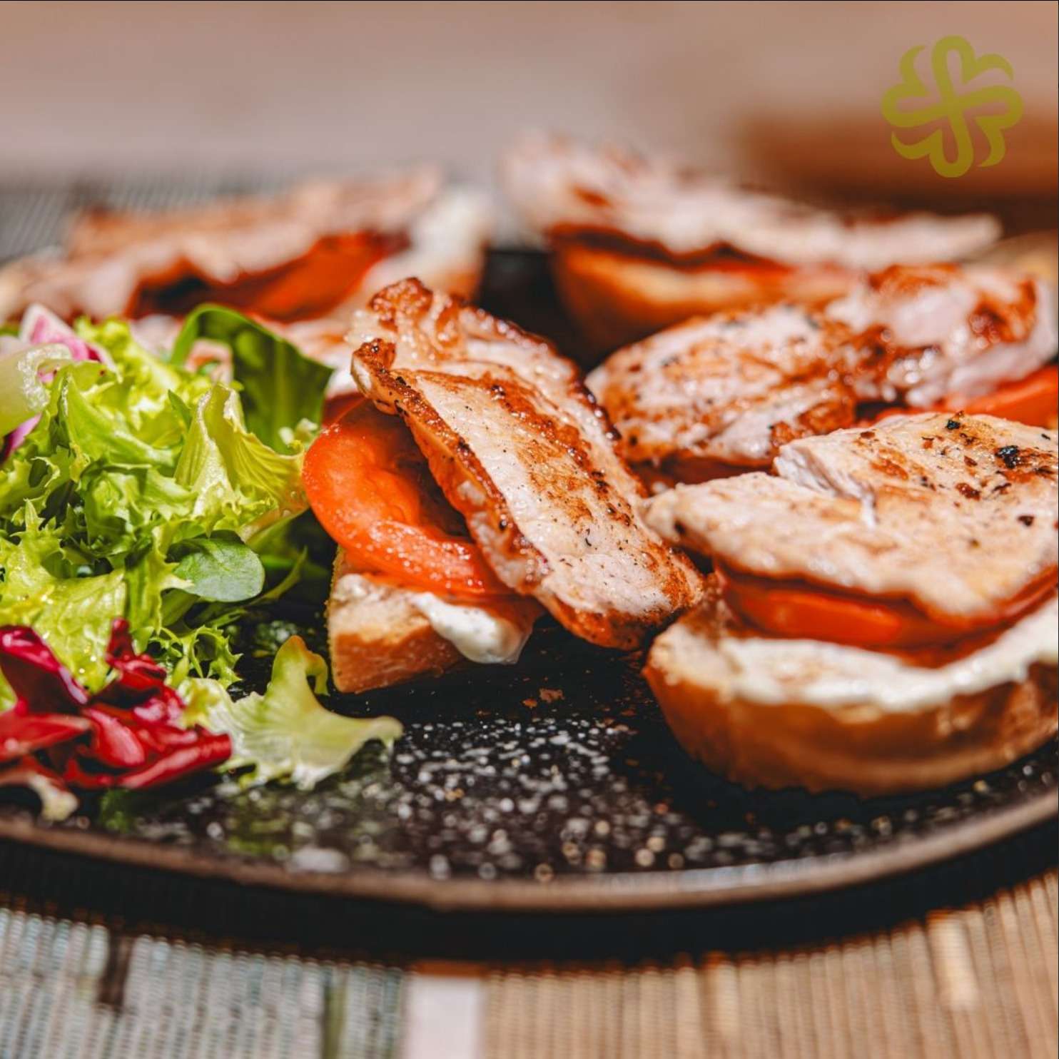 Tosta de lomo con tomate y alioli