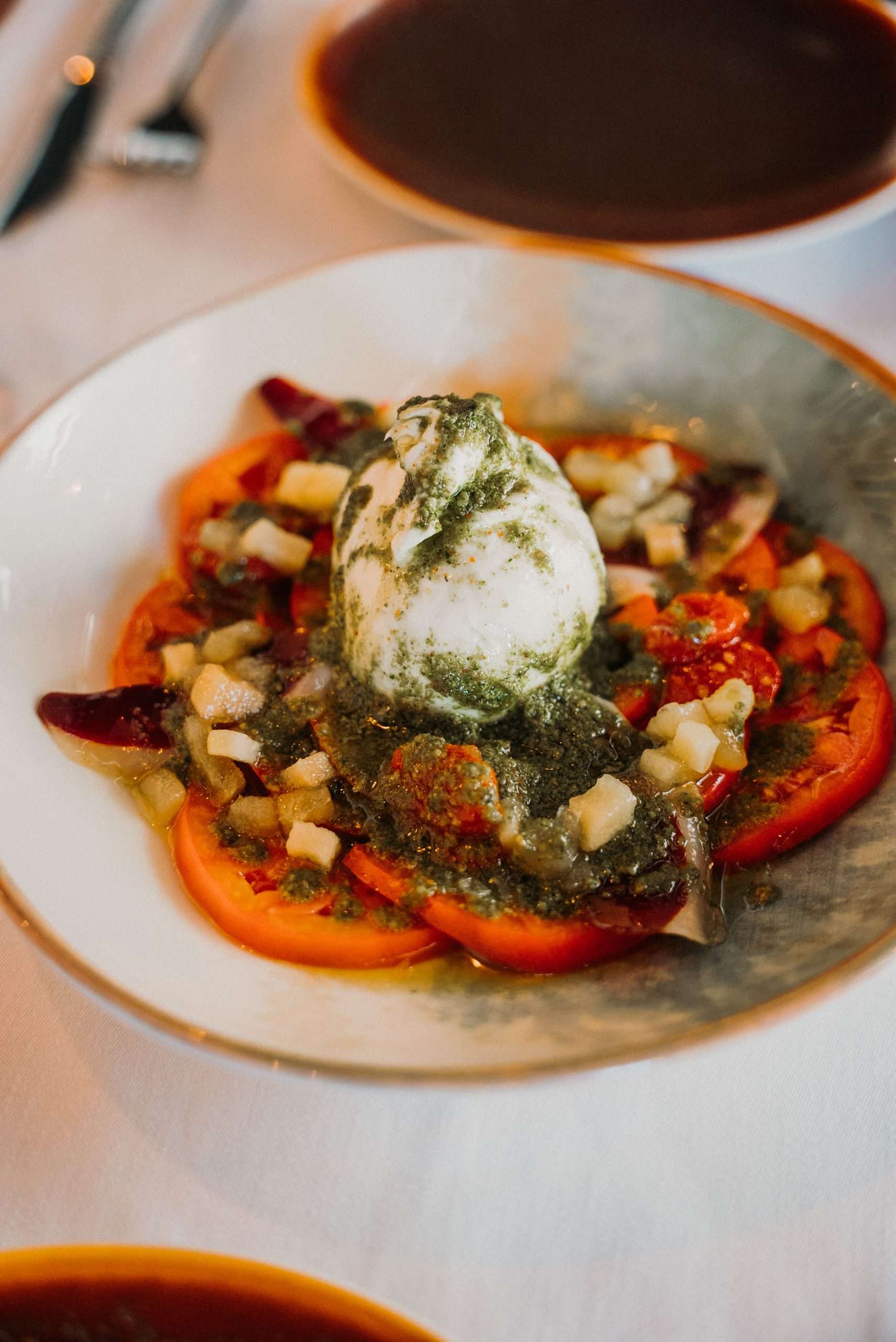 Ensalada de burrata con pera caramelizada y pato
