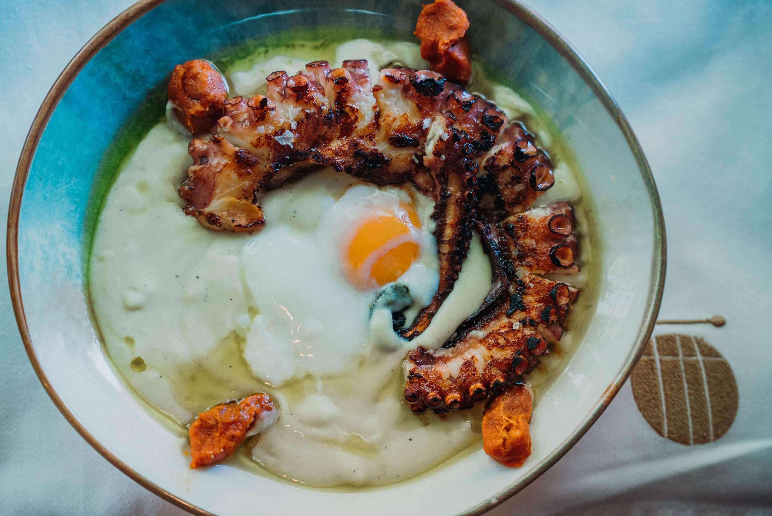 Pulpo con sobrasada ibérica y huevo poché