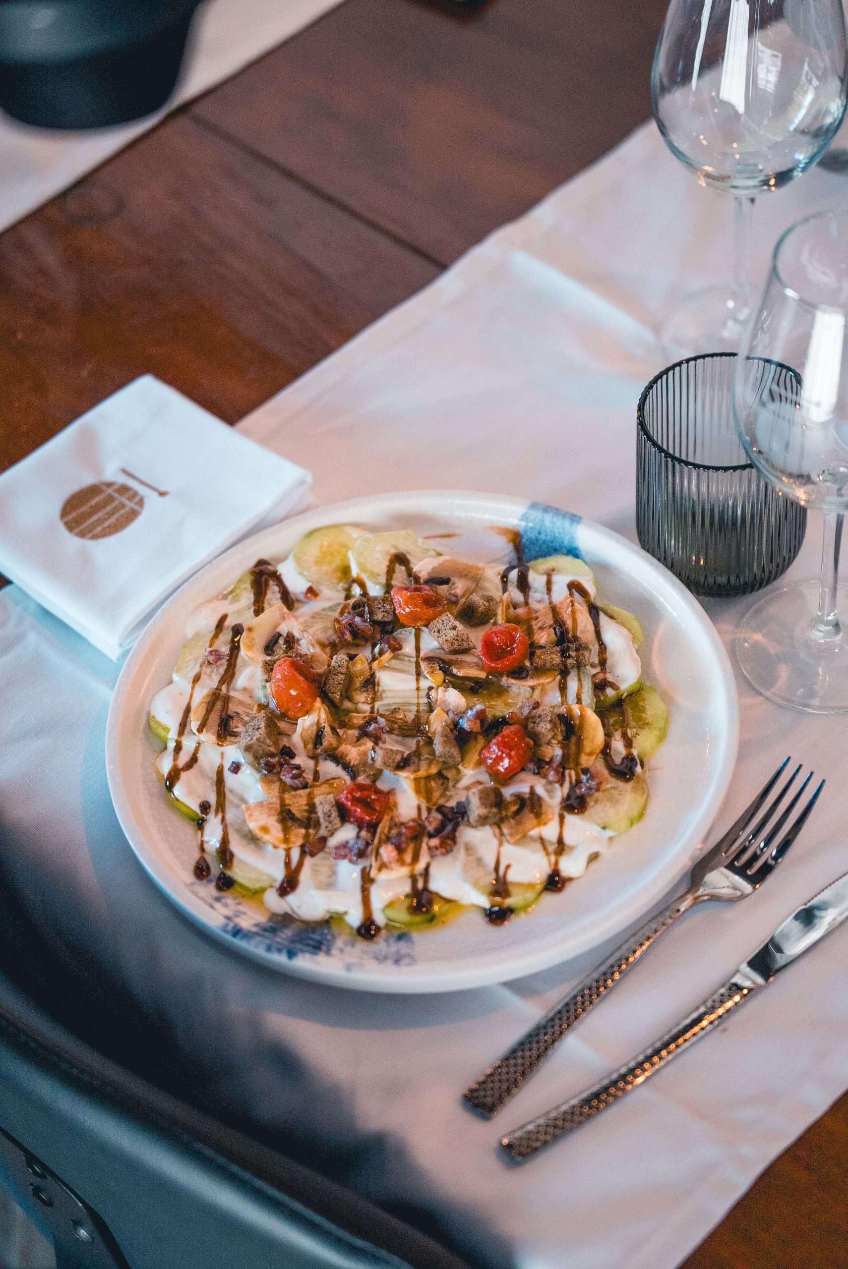 Carpaccio de pepino, yogur y cherrys confitados