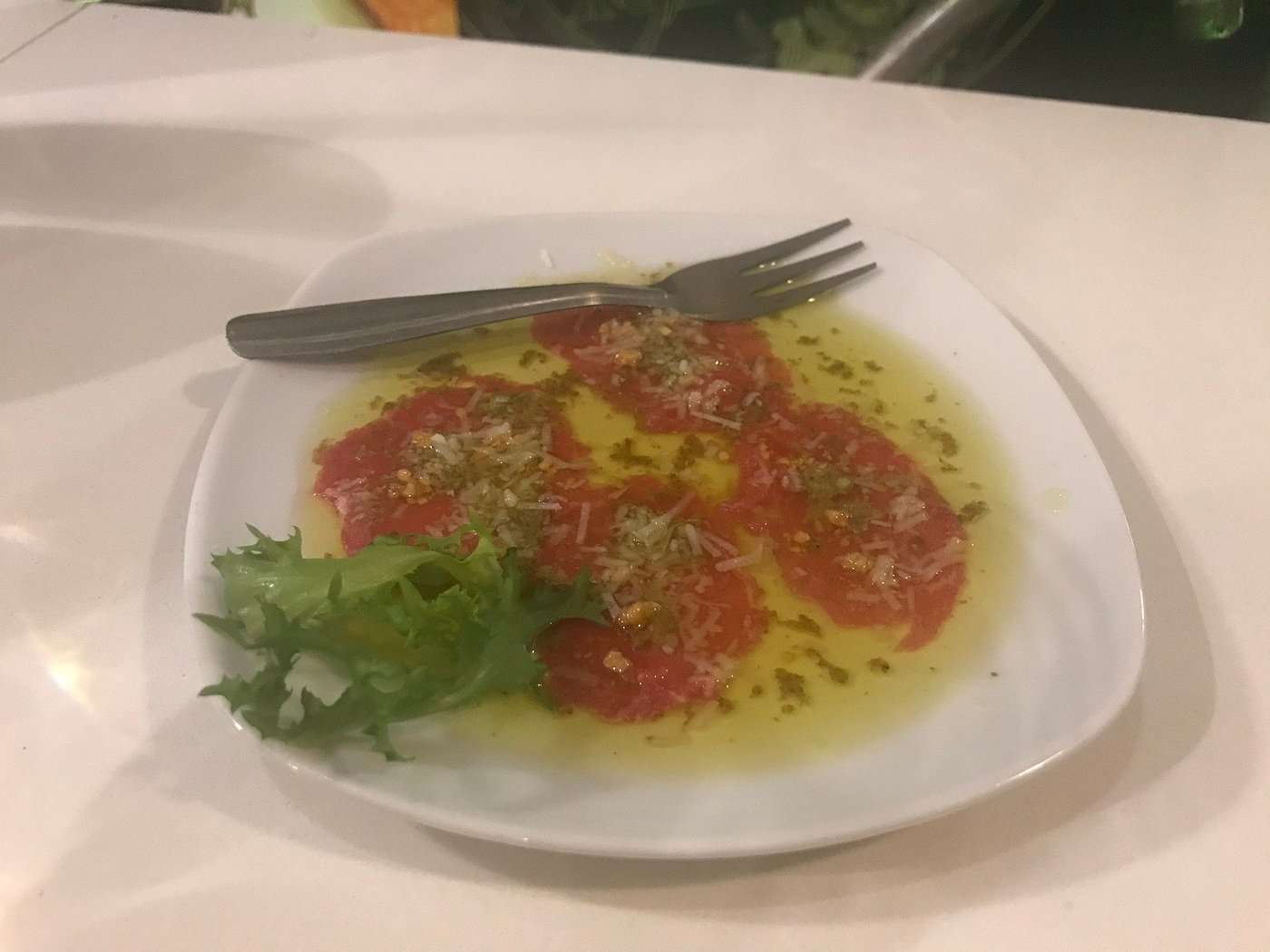 Carpaccio de ternera con rucola y parmesano