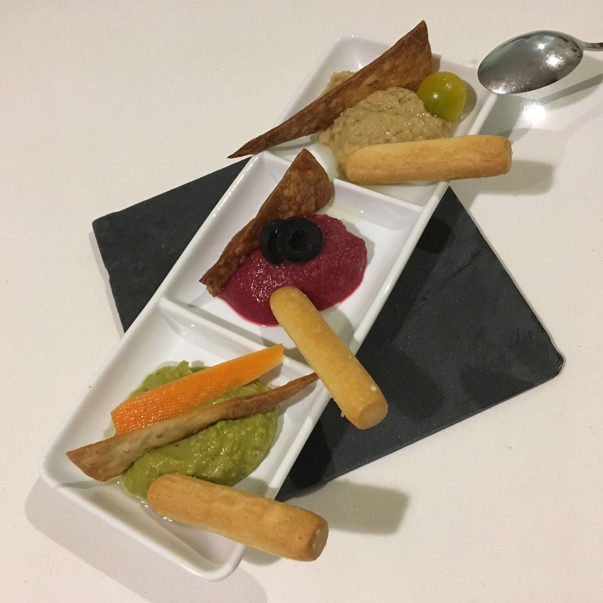 Humus tricolor