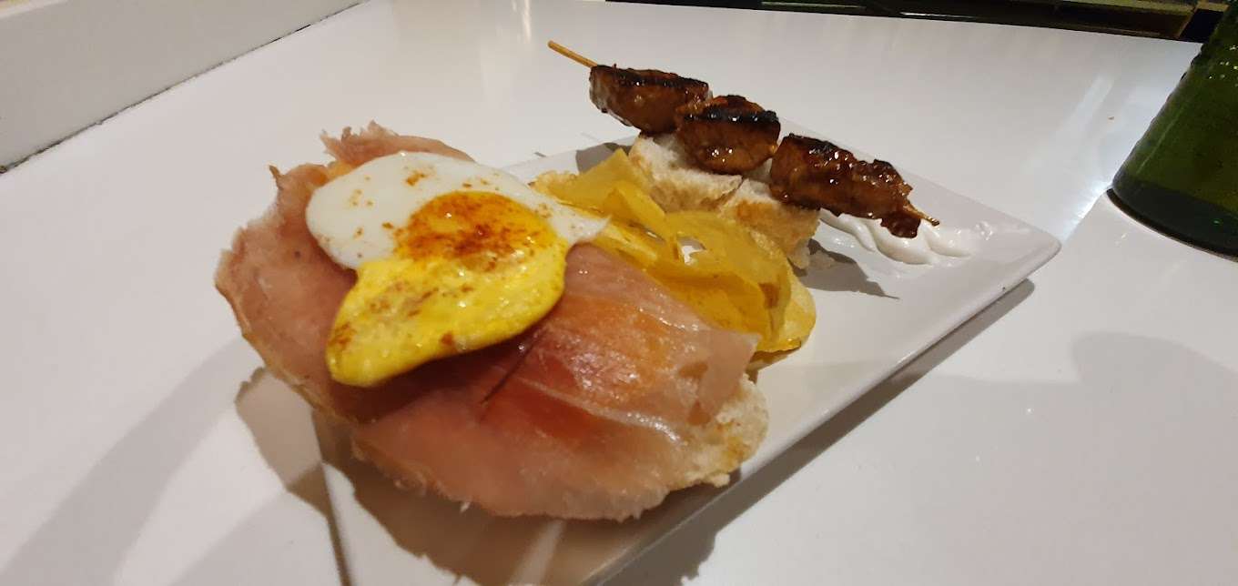 Serranito con huevo de codorniz