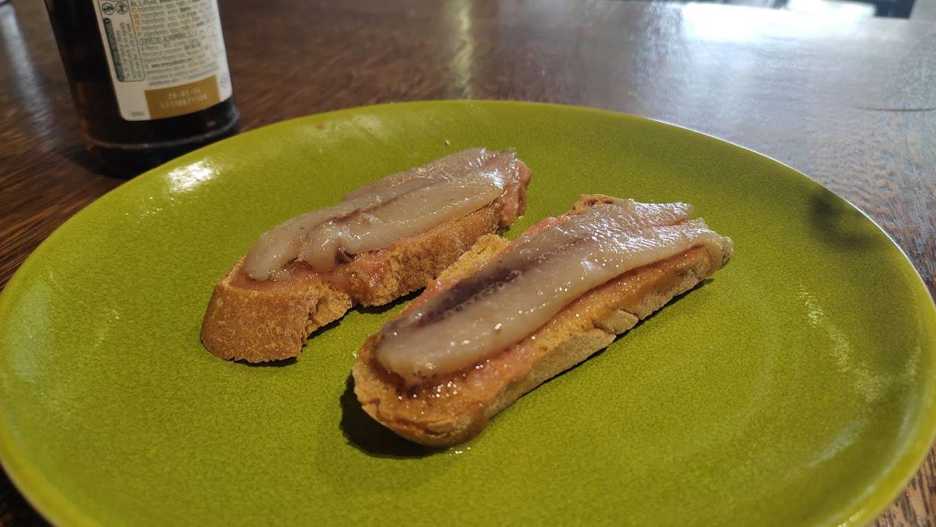 Tostas de sardina ahumada con mermelada de tomate