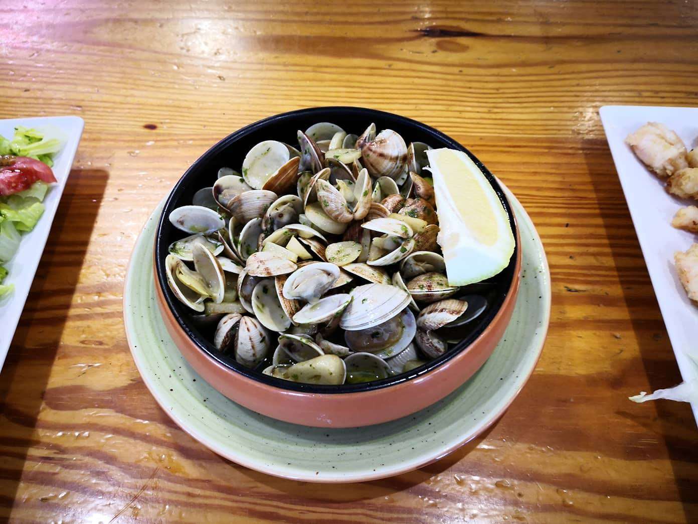 Almejas de carril en salsa verde