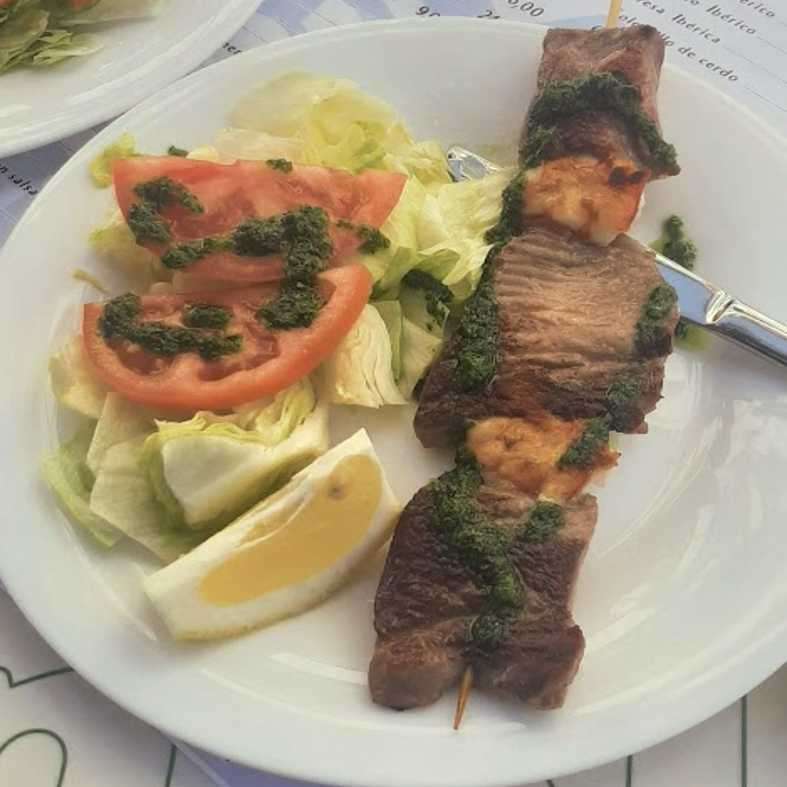 Brocheta de atún con gambones