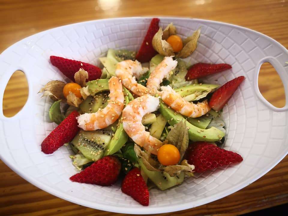 Ensalada tropical de marisco marea