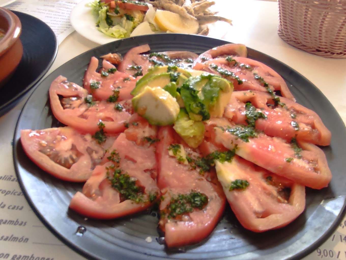 Tomate aliñado con aguacate