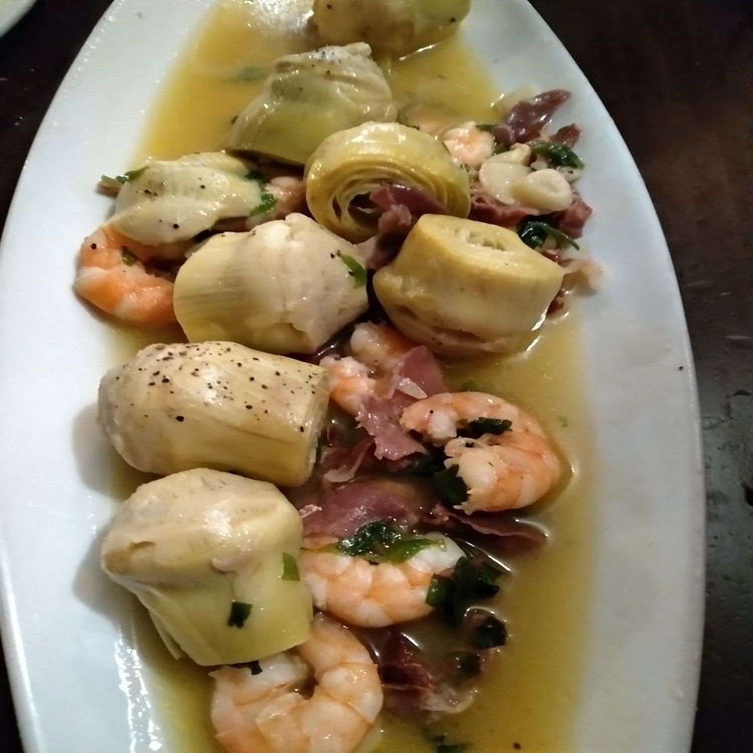 Alñcachofas en salsa con gambas y jamón