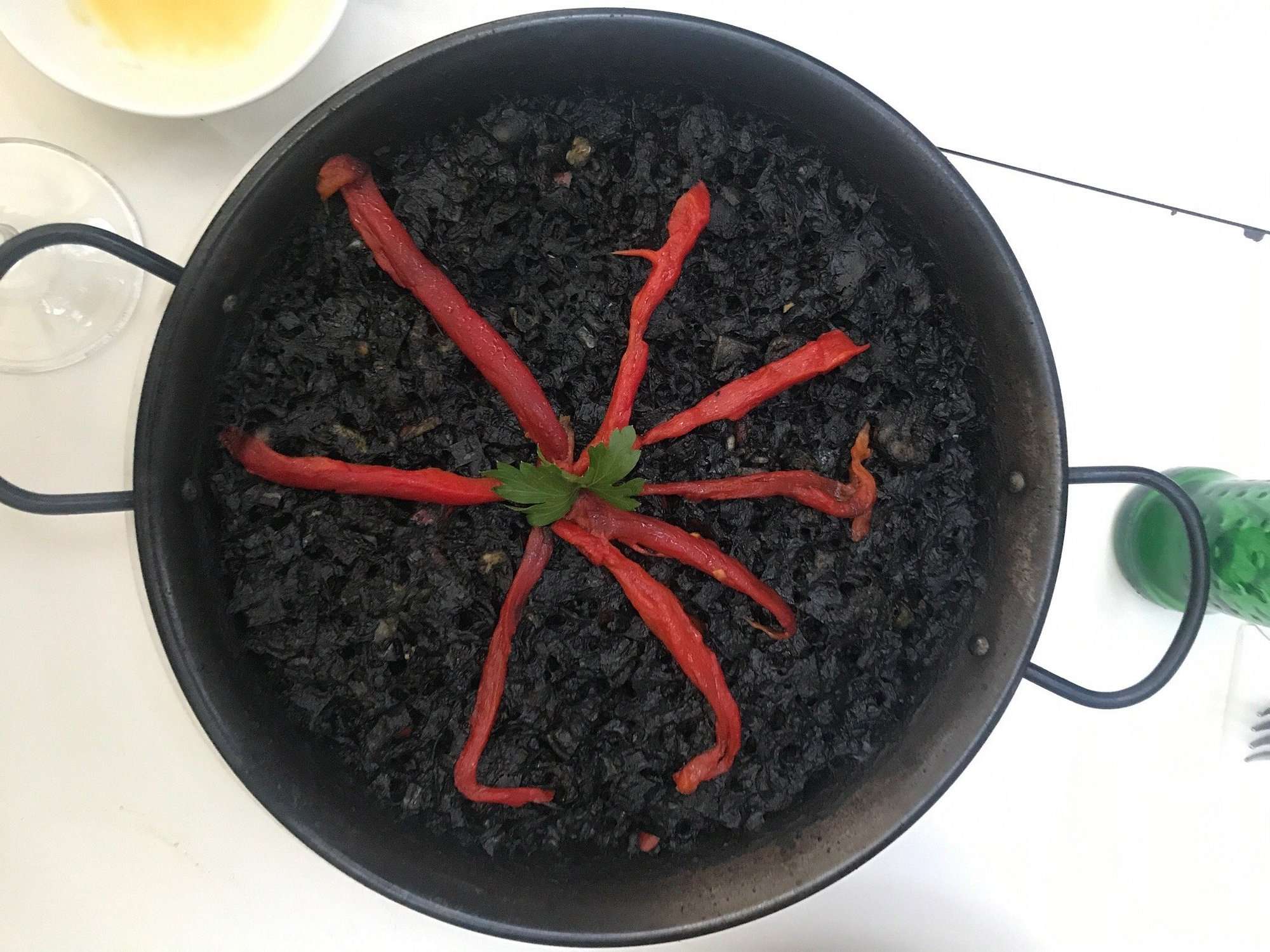 Arroz negro con gambas, jibia, y ali-oli