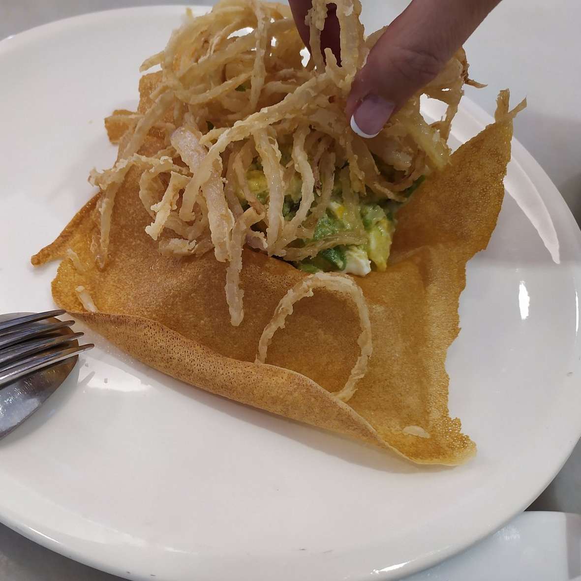 Revuelto de aguacate con gambas, y aros de cebolla frita