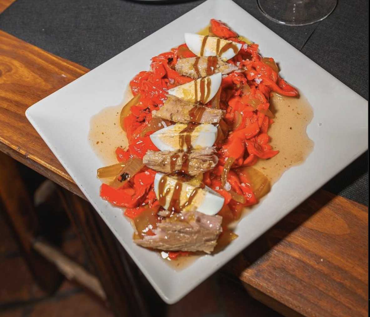 Ensalada de pimientos, melva y huevo