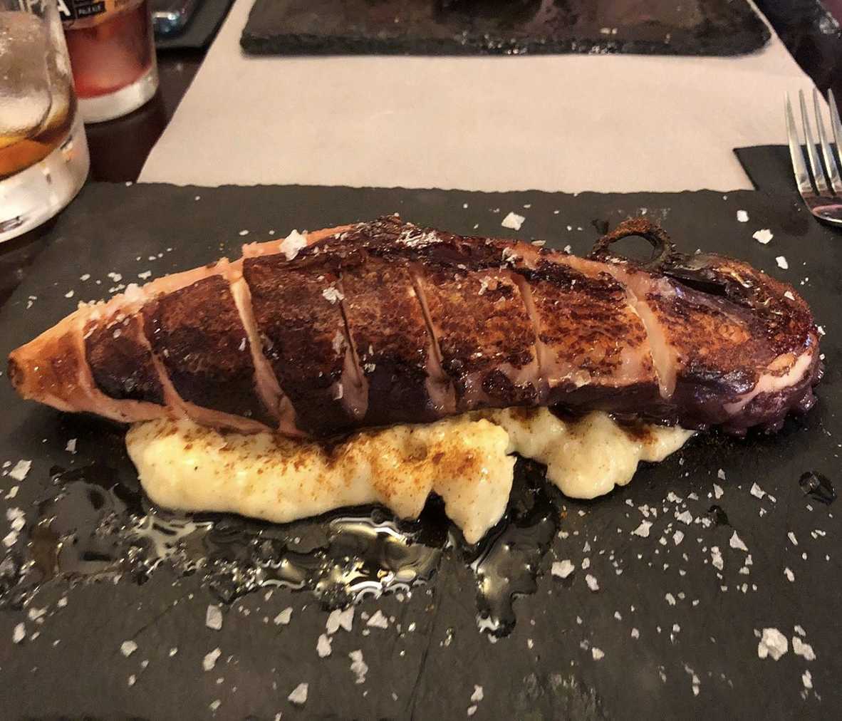 Pata de pulpo con pure de boniato.
