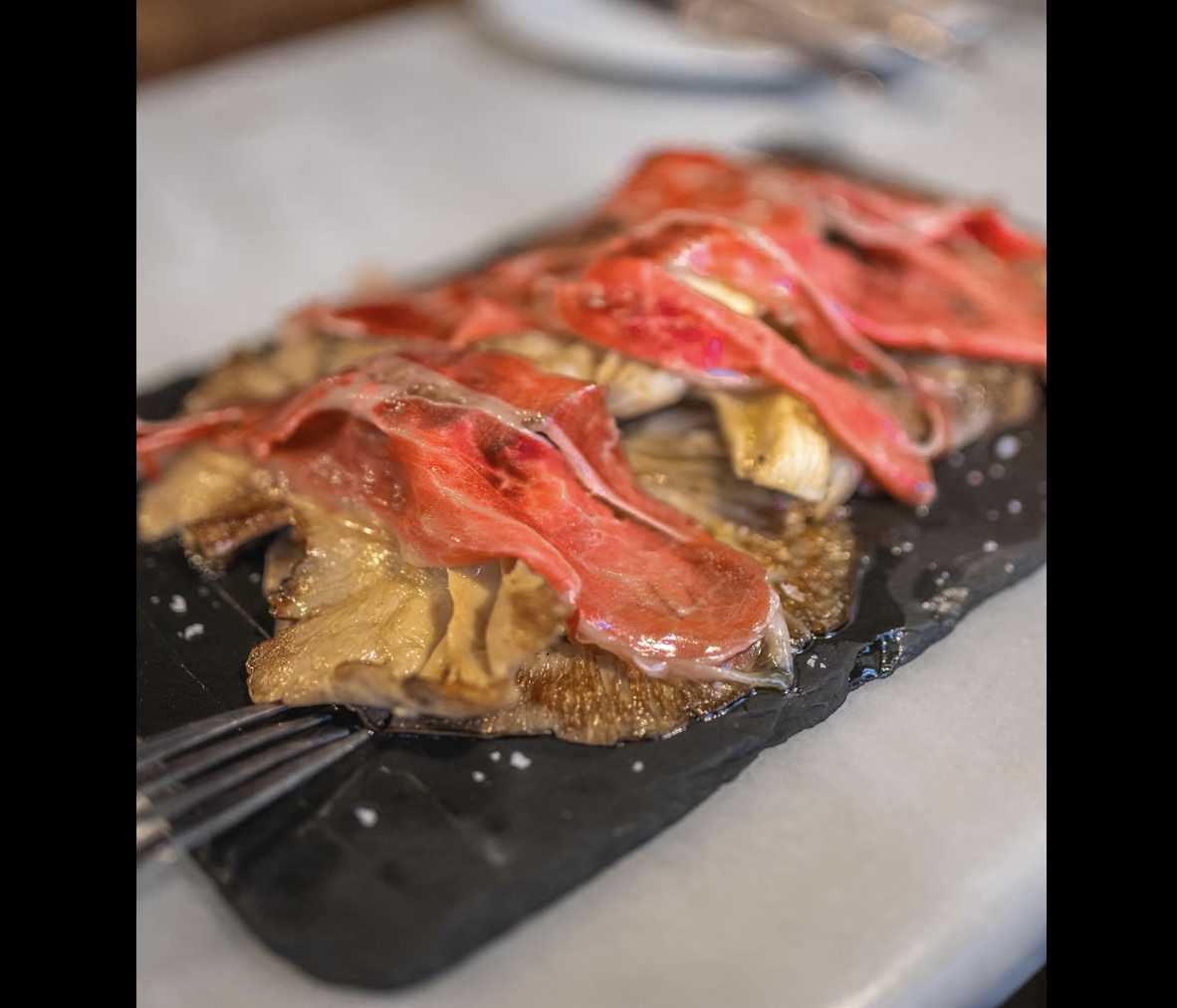 Setas a la plancha con jamón ibérico.