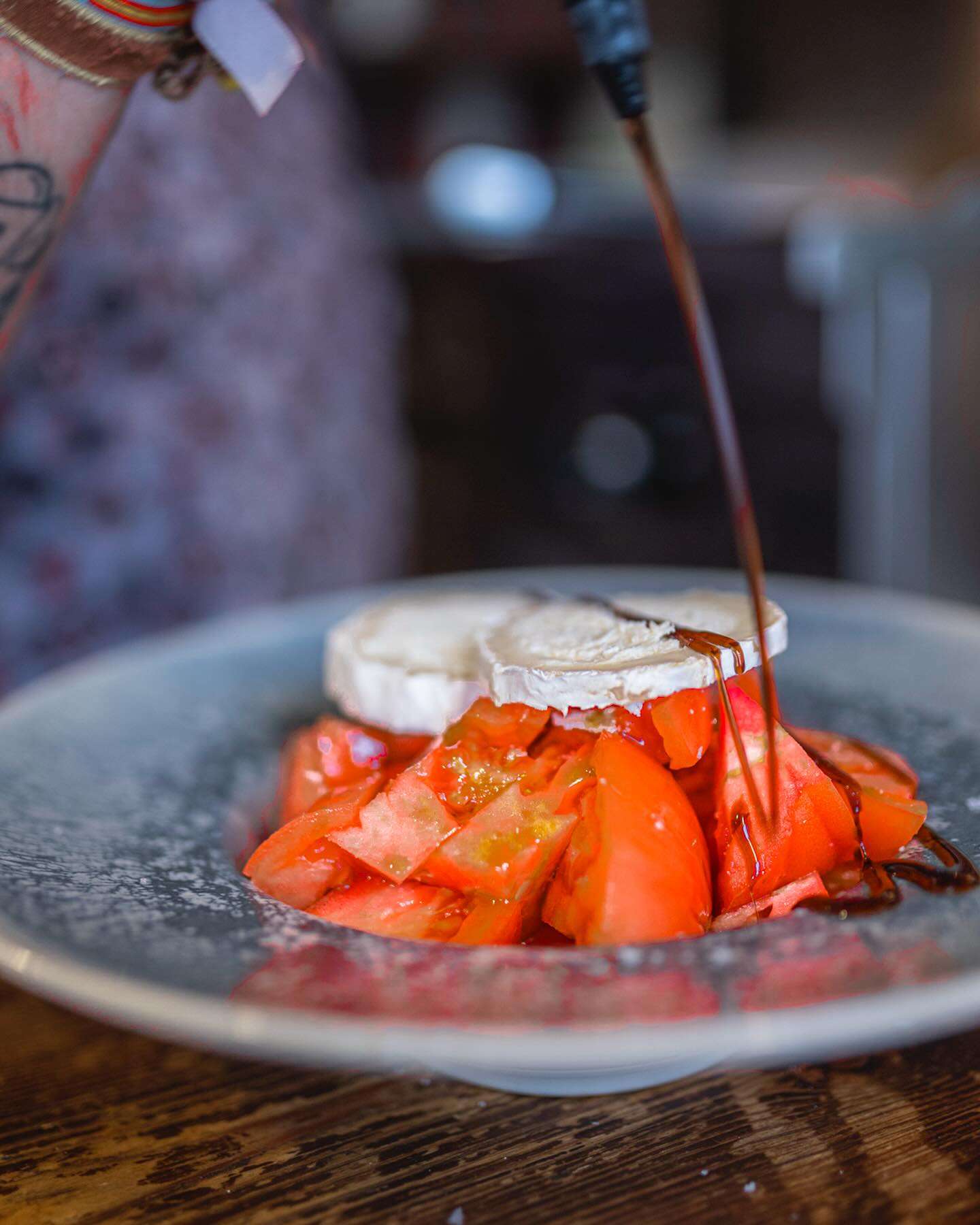 Tomate con queso de cabra(und).