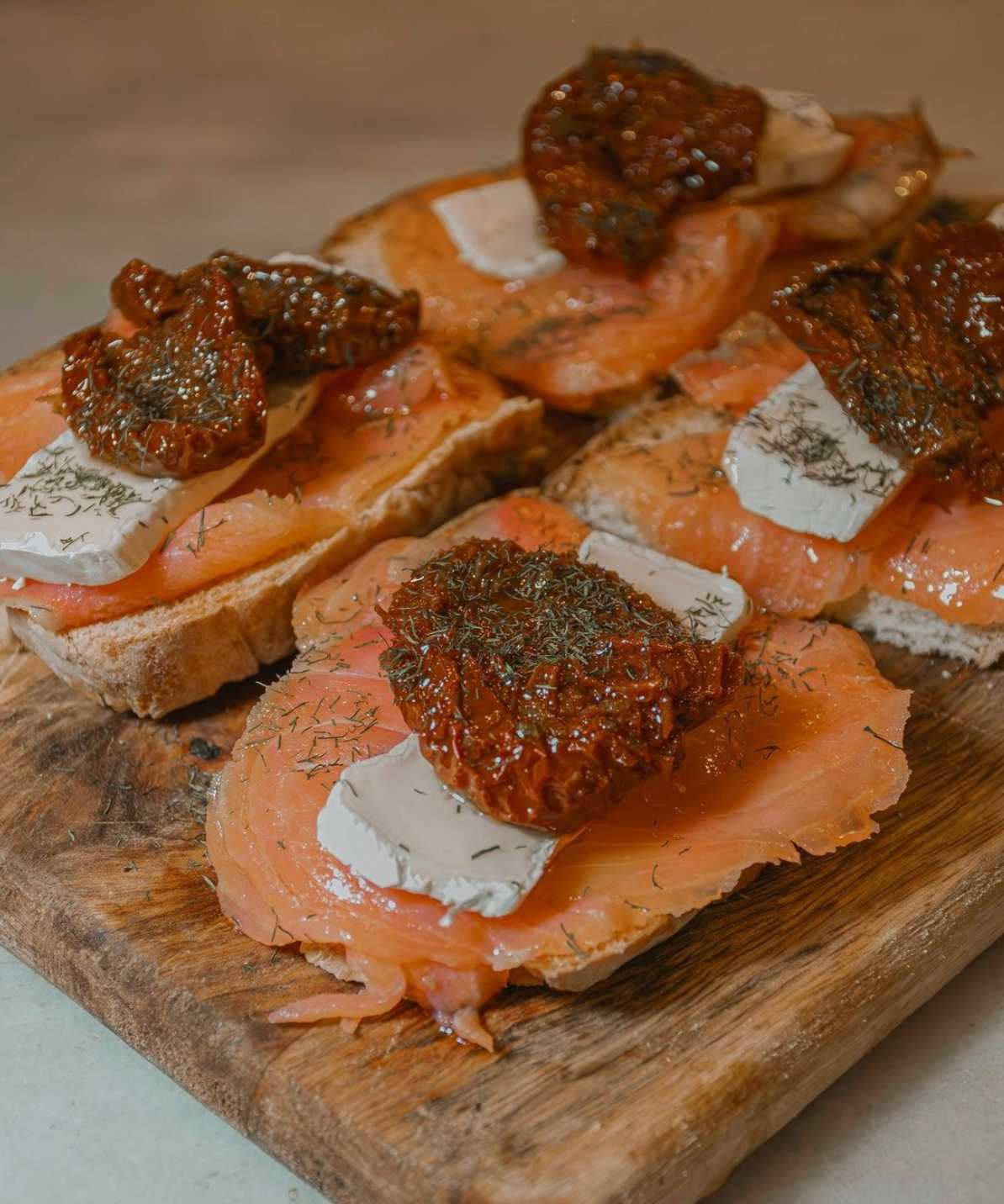 Tosta Salmón, queso brie y tomate seco.