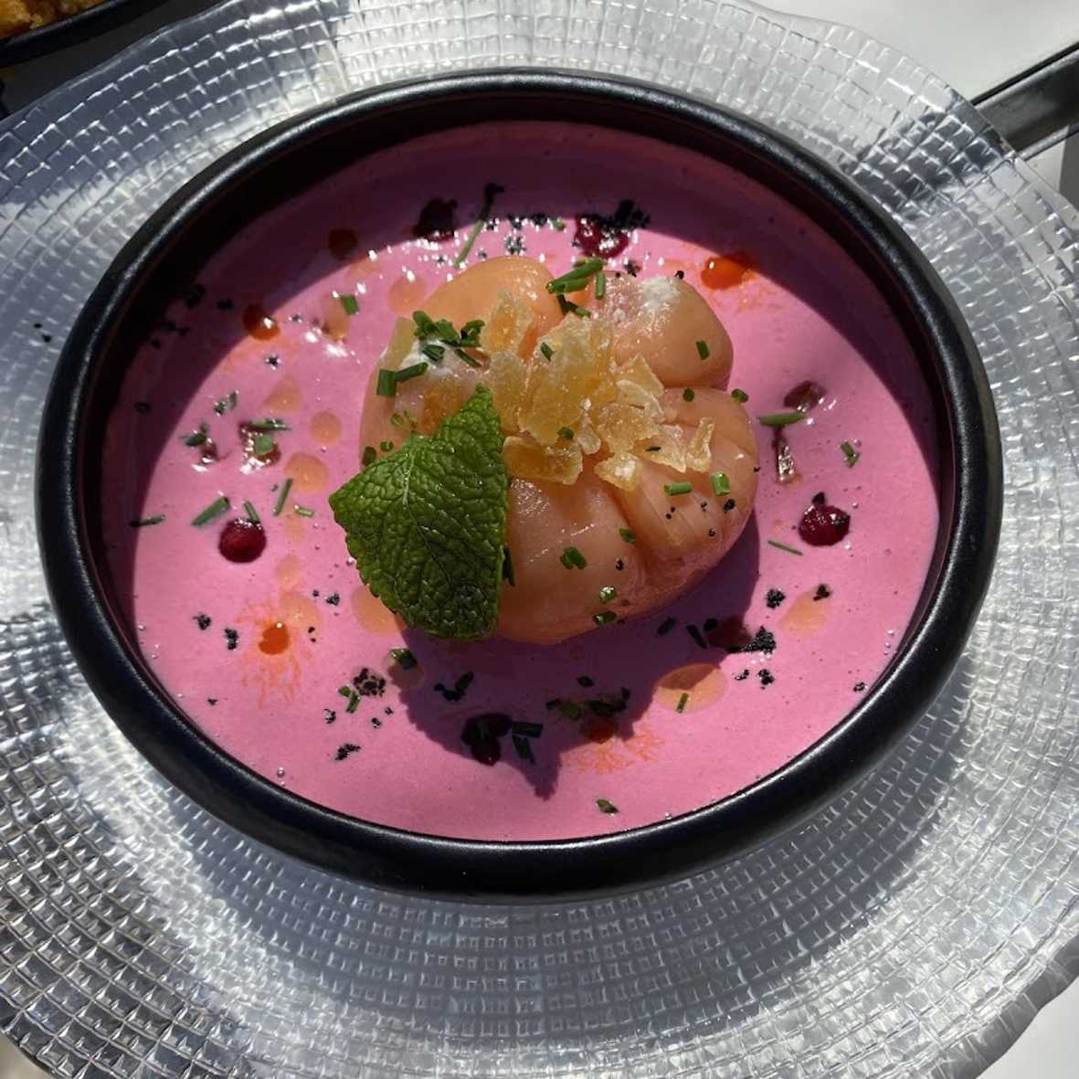 Esfera de Salmón con Crema de Yogurt Griego y remolacha