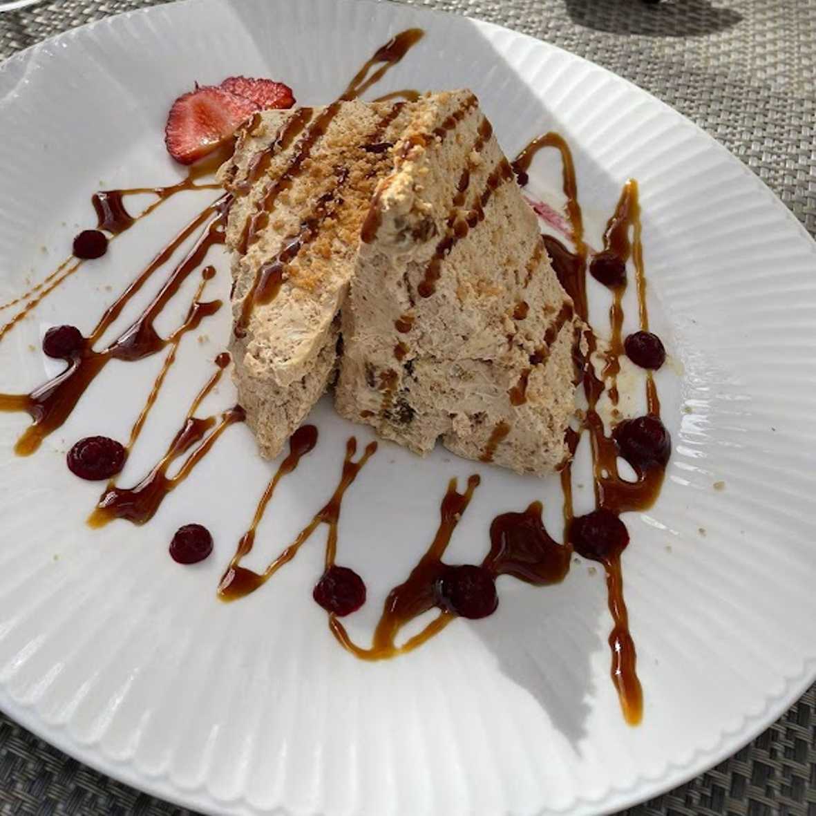 Helado de Turrón del Chef con tierra garrapiñada y toffe