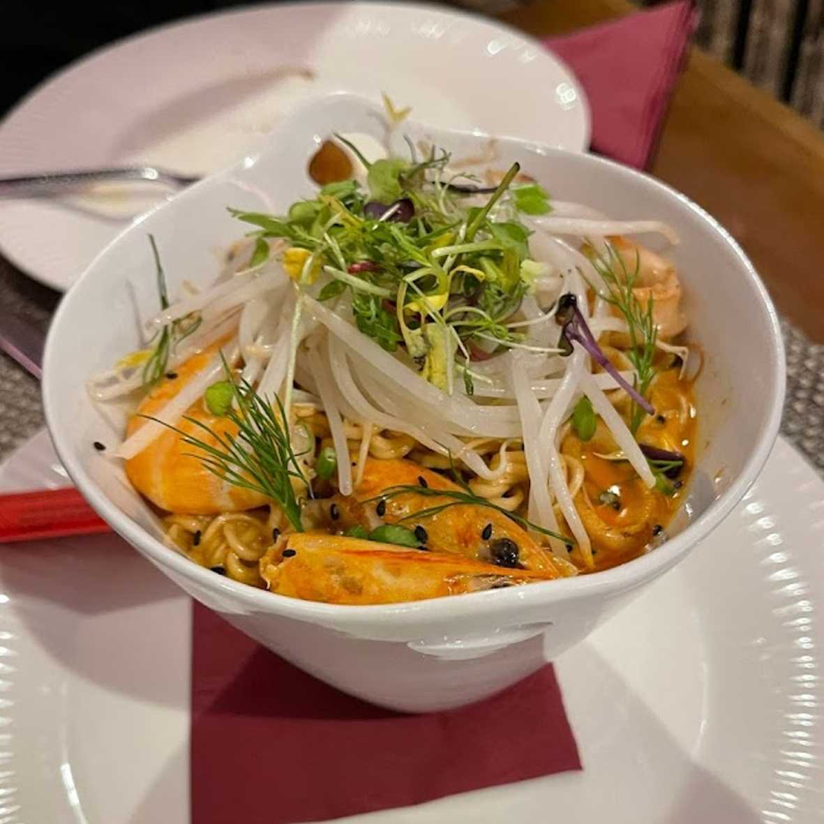 Wok de Salteado de tallarín, verduras y langostinos