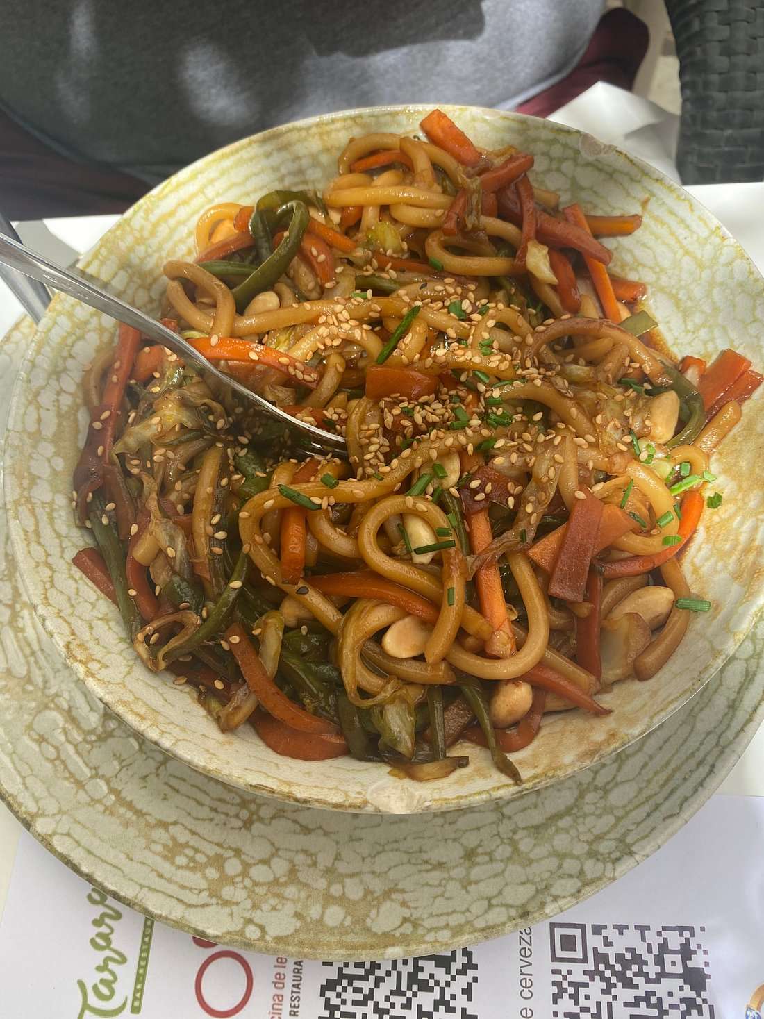 •Wok de fideos udom, verduras de temporada y cacahuete