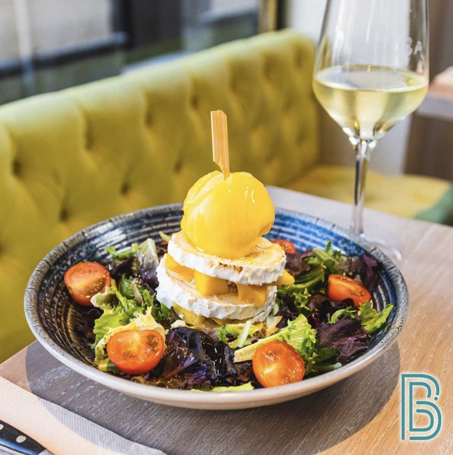 Ensalada de queso de cabra y helado de mango