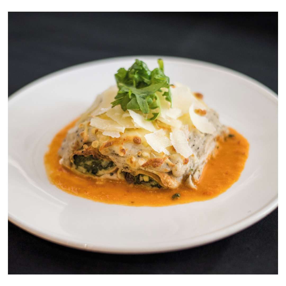 Canelones rellenos de espinacas con su bechamel trufada y mojo picón