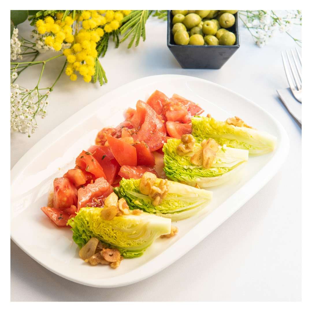 Cogollitos con nueces y ajos fritos con tomate aliñao