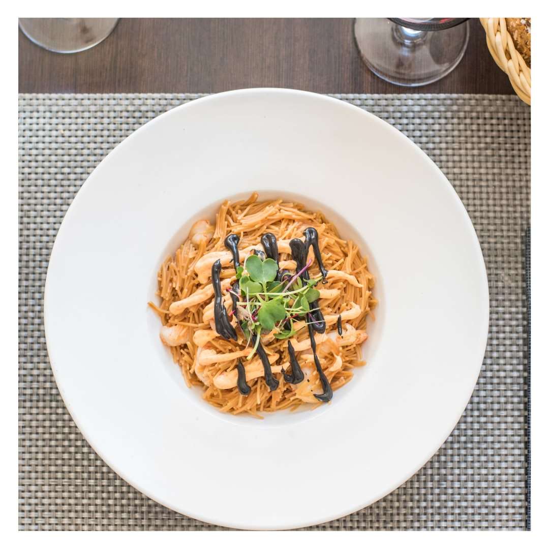 Fideos tostados con langostinos, alioli de piquillo y tinta de calamar