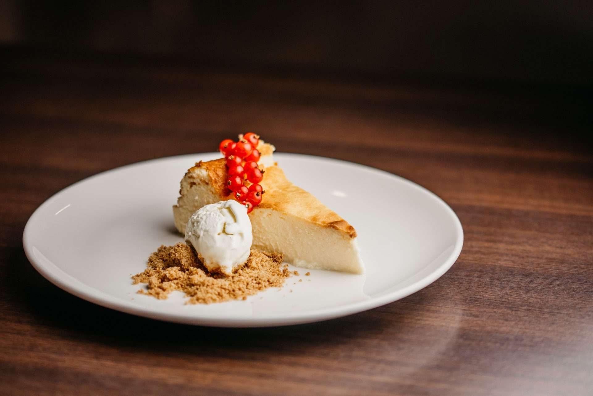Tarta de queso con crumble de galleta v helado