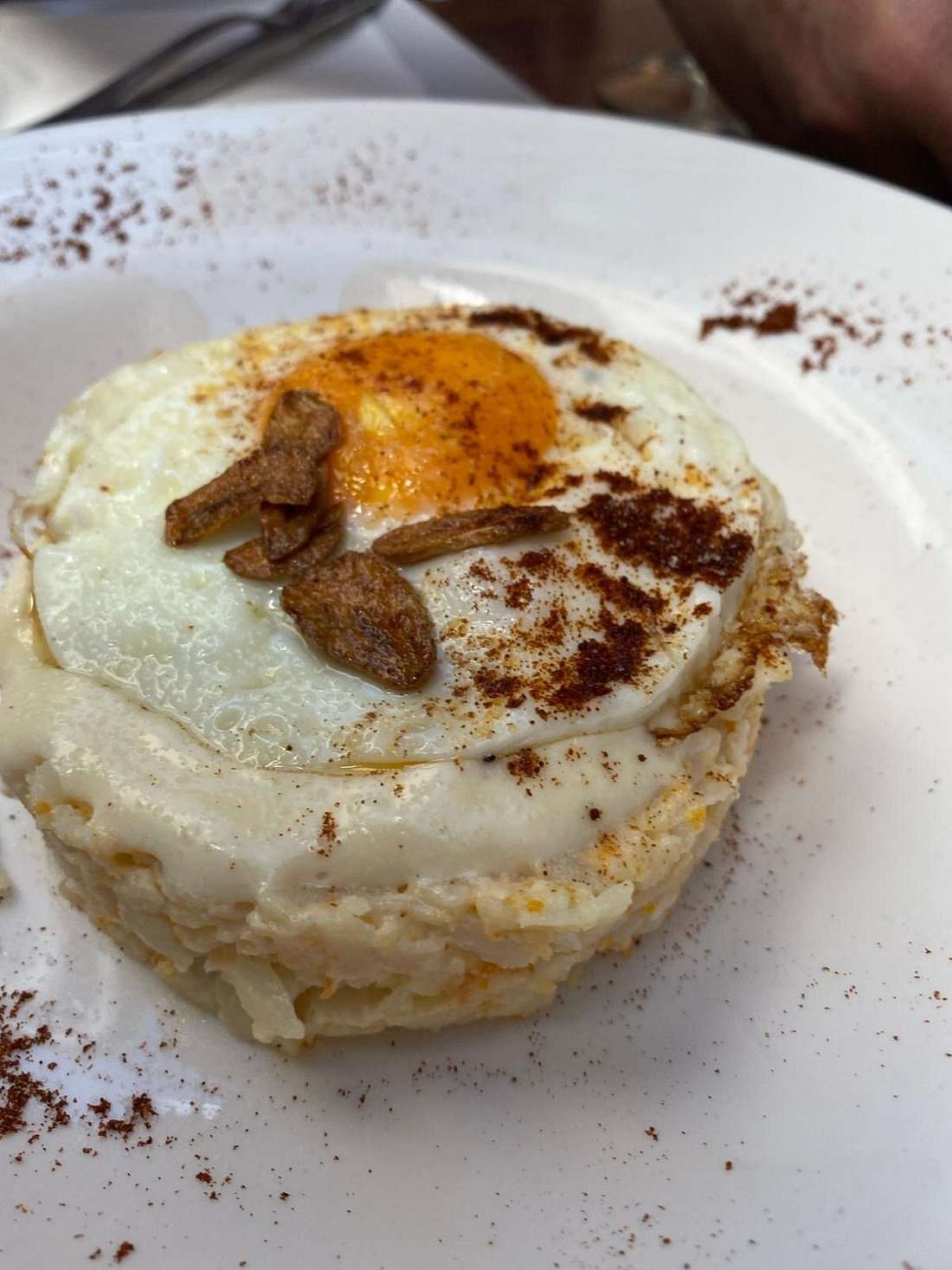 Ensaladilla rusa con huevo frito y ajos