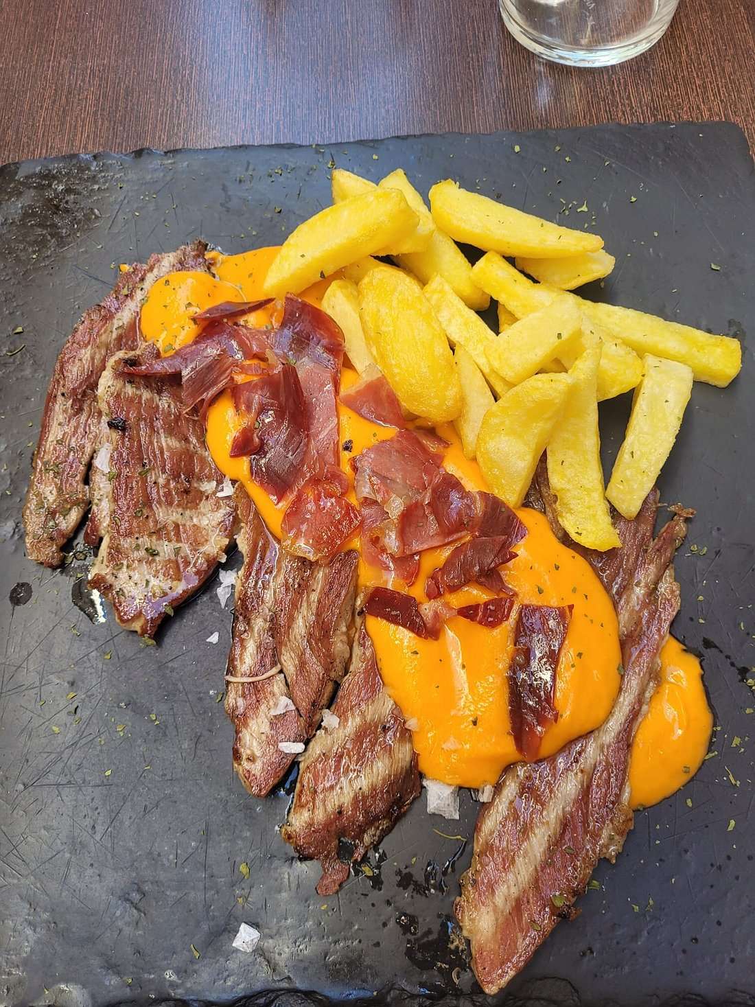 Secreto Ibérico de Bellota con Salmorejo y Jamón