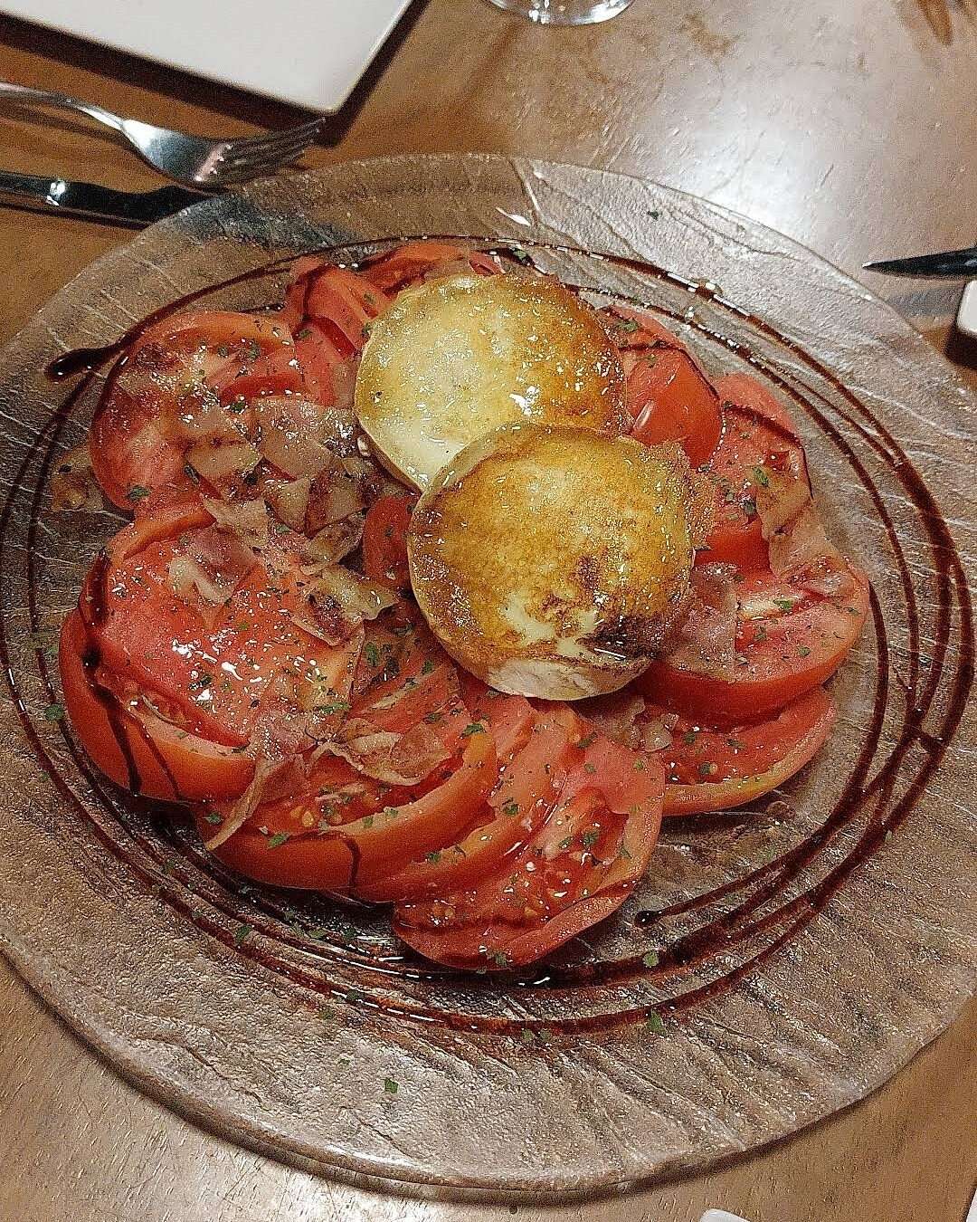 Ensalada de Tomate con Queso de Cabra y Bacon