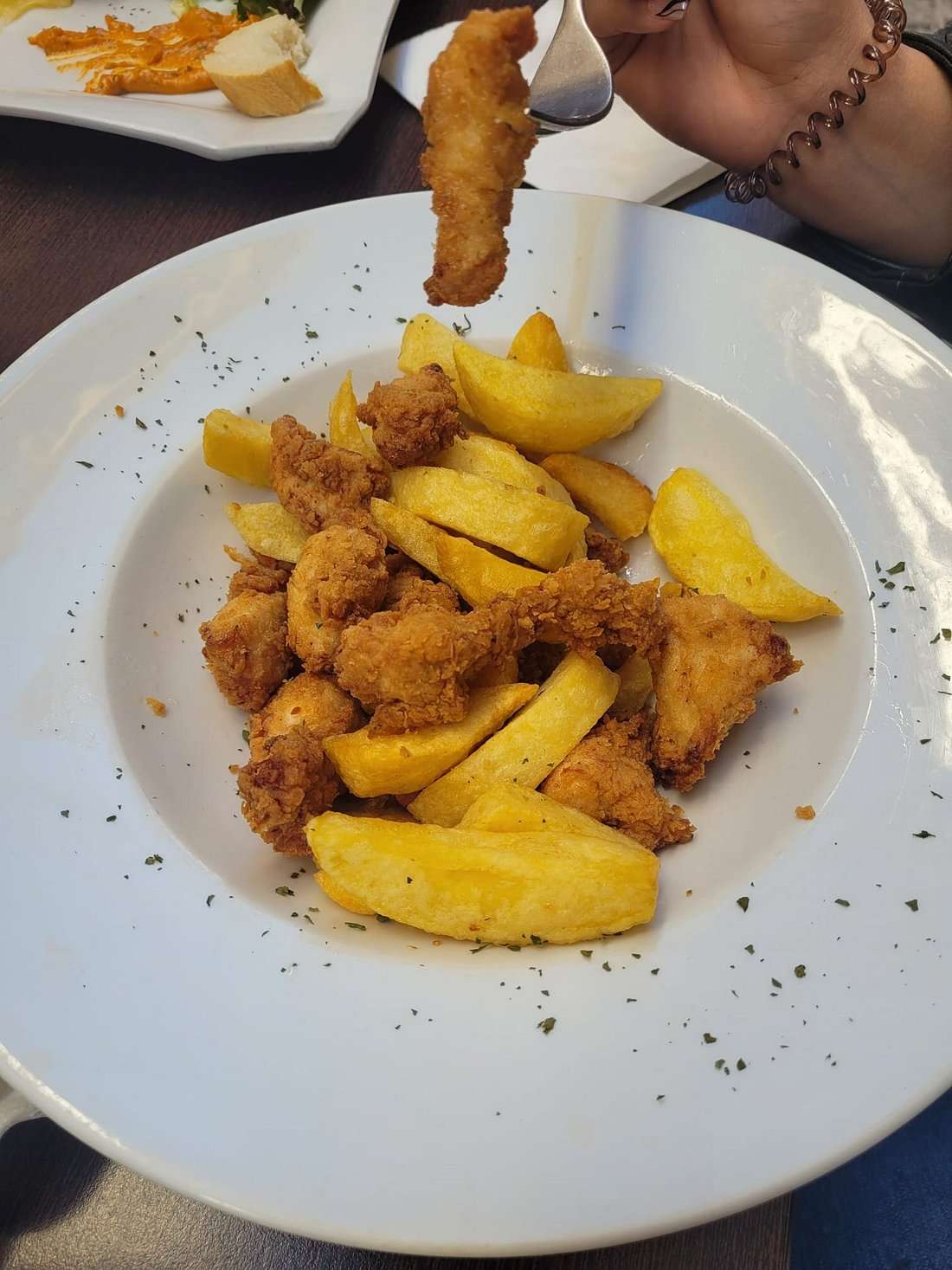 Lágrimas de Pollo al Limón con Patatas Fritas