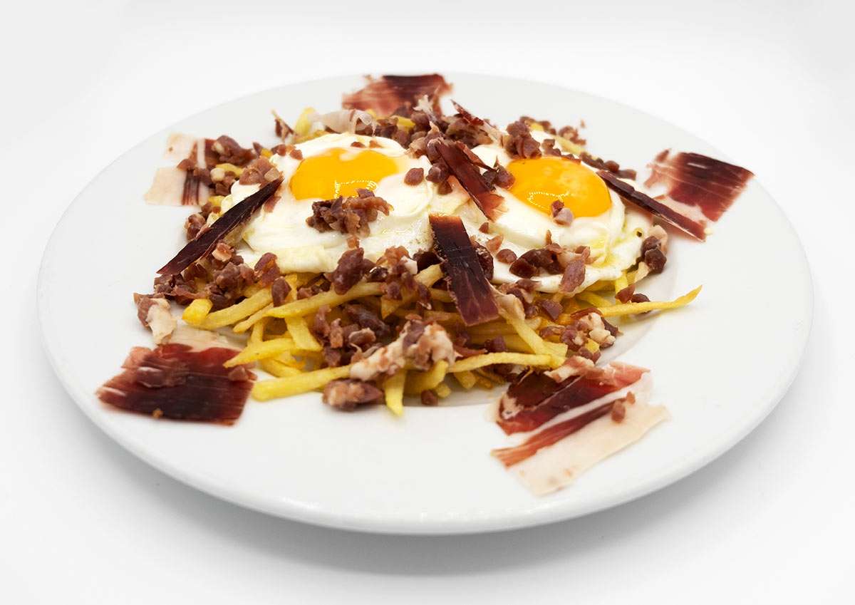 Huevos rotos con Patatas y Jamón Ibérico