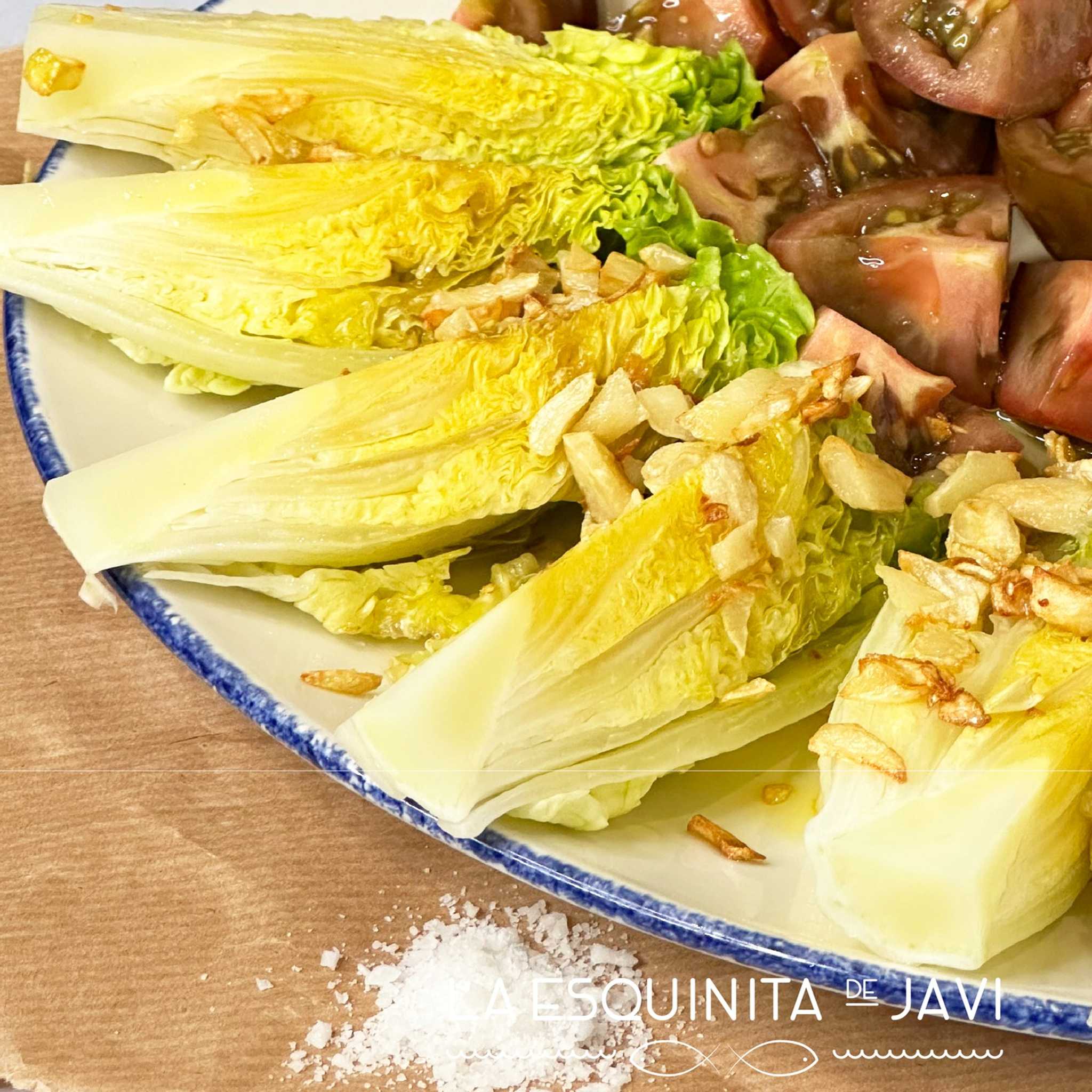 COGOLLOS DE LECHUGA CON AJOS