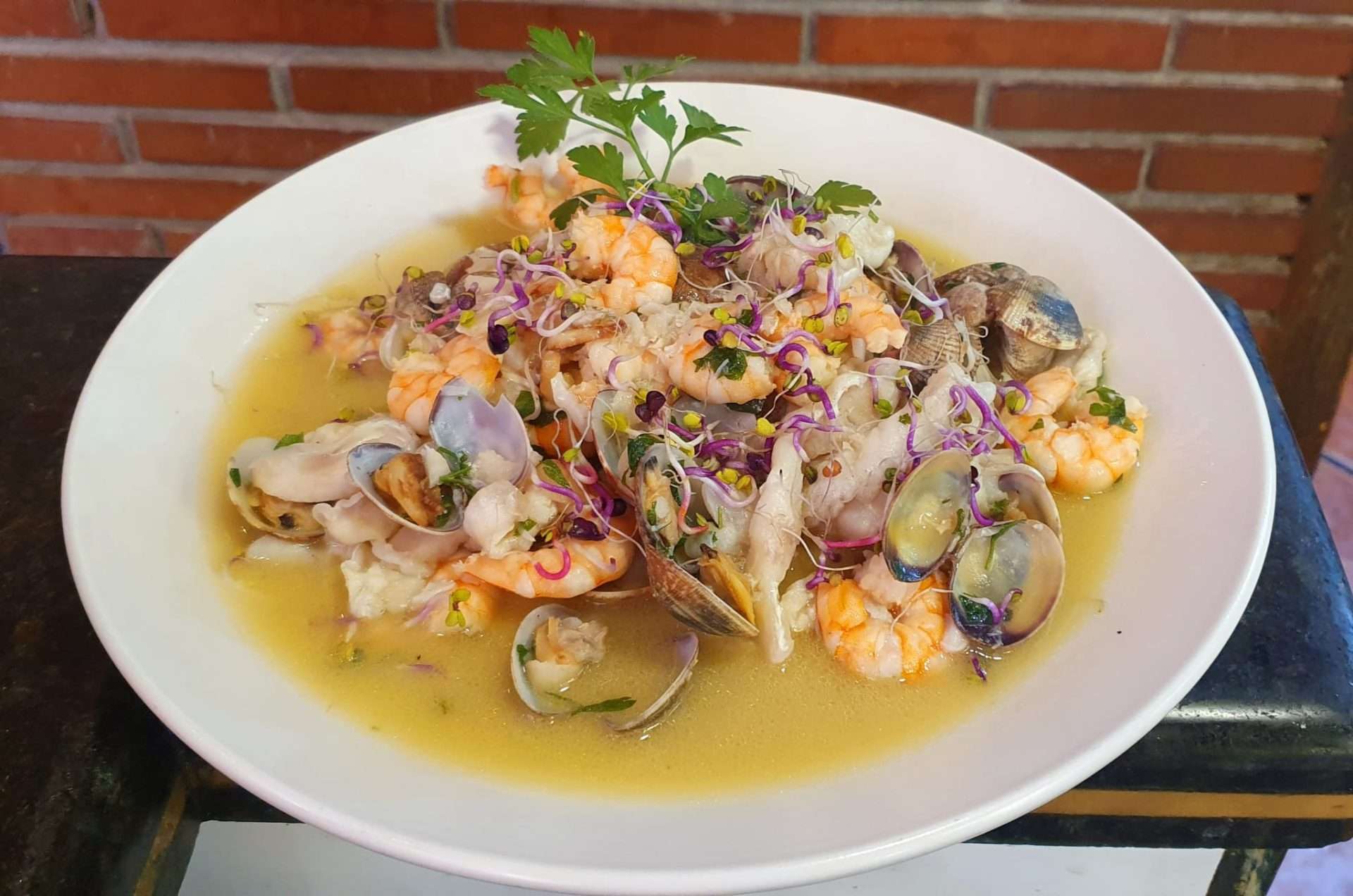 Cocochas de bacalao al pil-pil con gambón y almeja