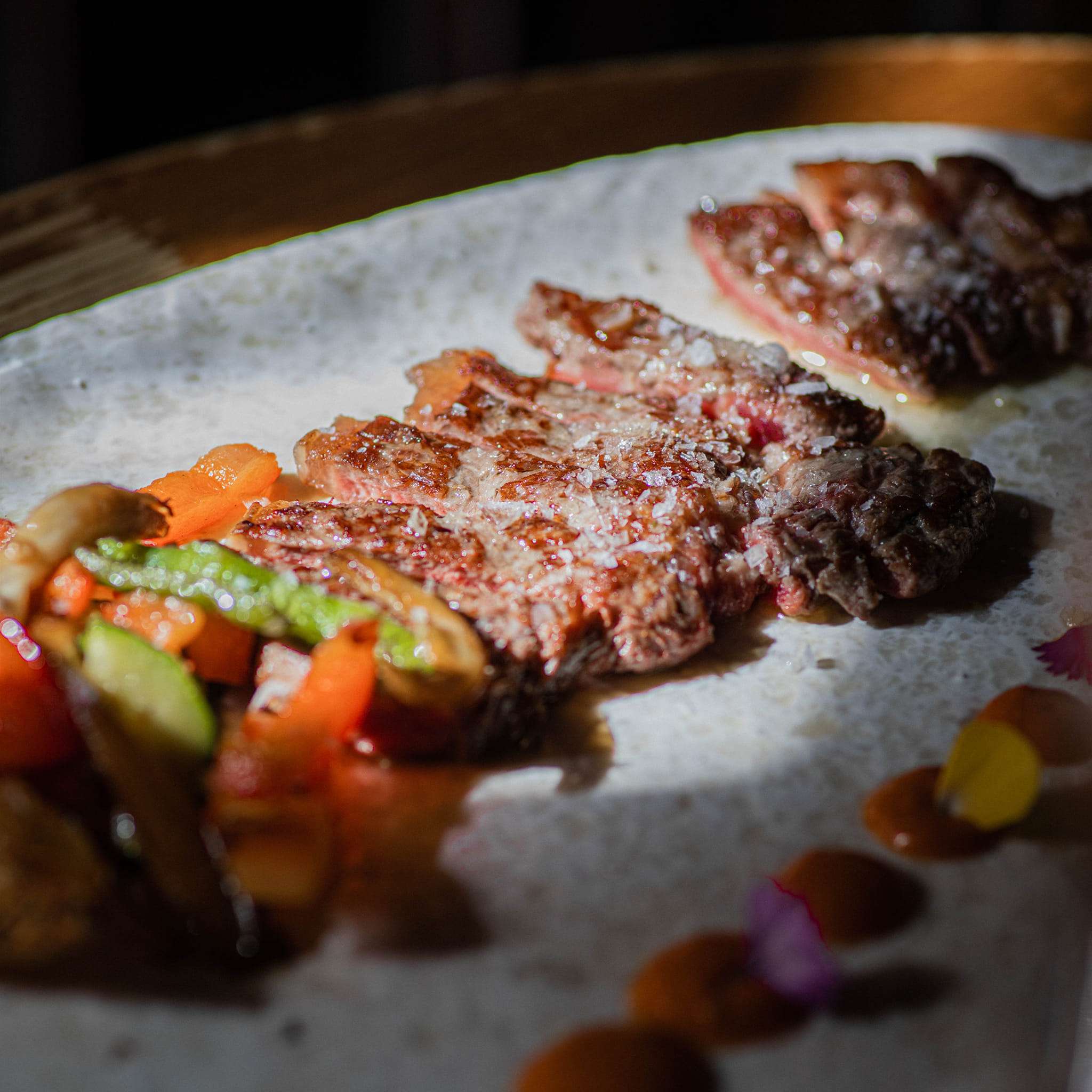 Trinchado de vaca de 180g con patatas y verduras salteadas