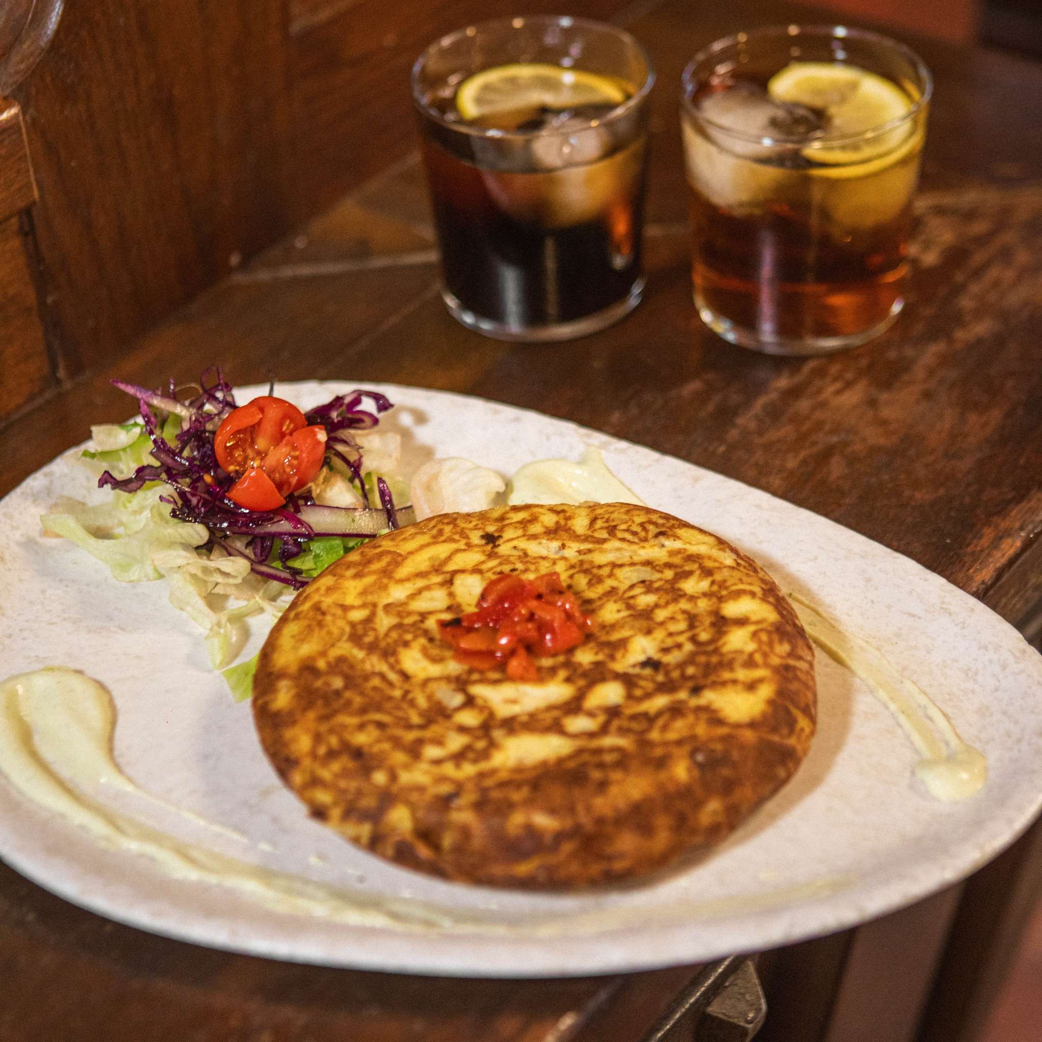 Tortilla de patatas confitadas con cebolla hecha al momento