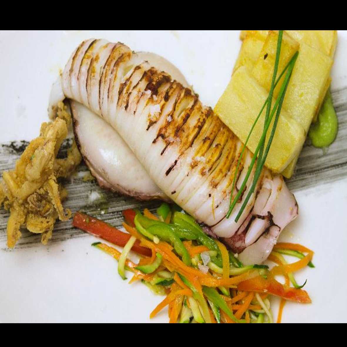 Calamar a la plancha con verduras a la parrilla