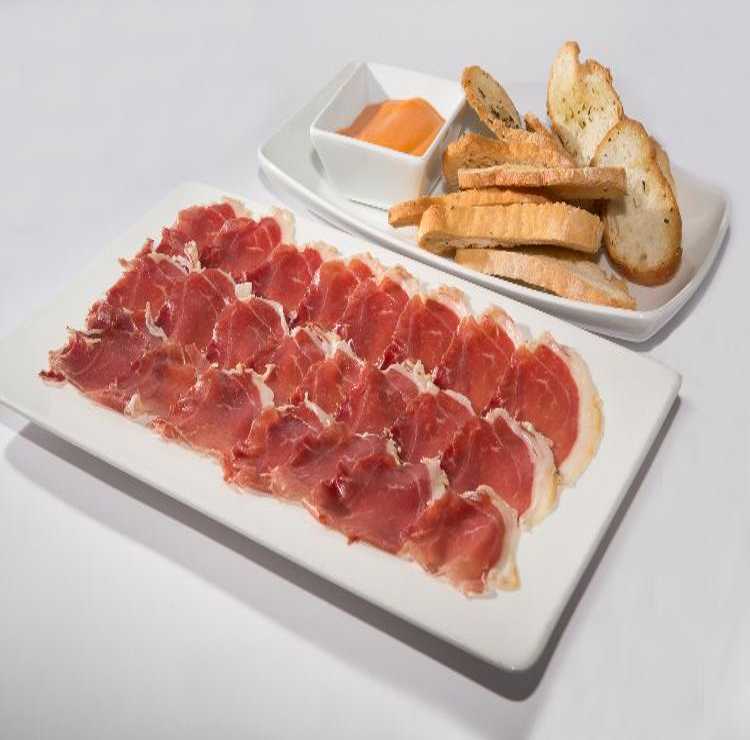 Jamón ibérico acompañado de salmorejo y tostas