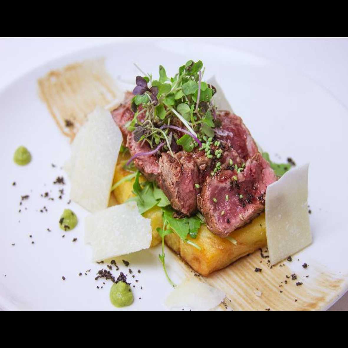 Tataki de ternera con rúcula y lascas de parmesano