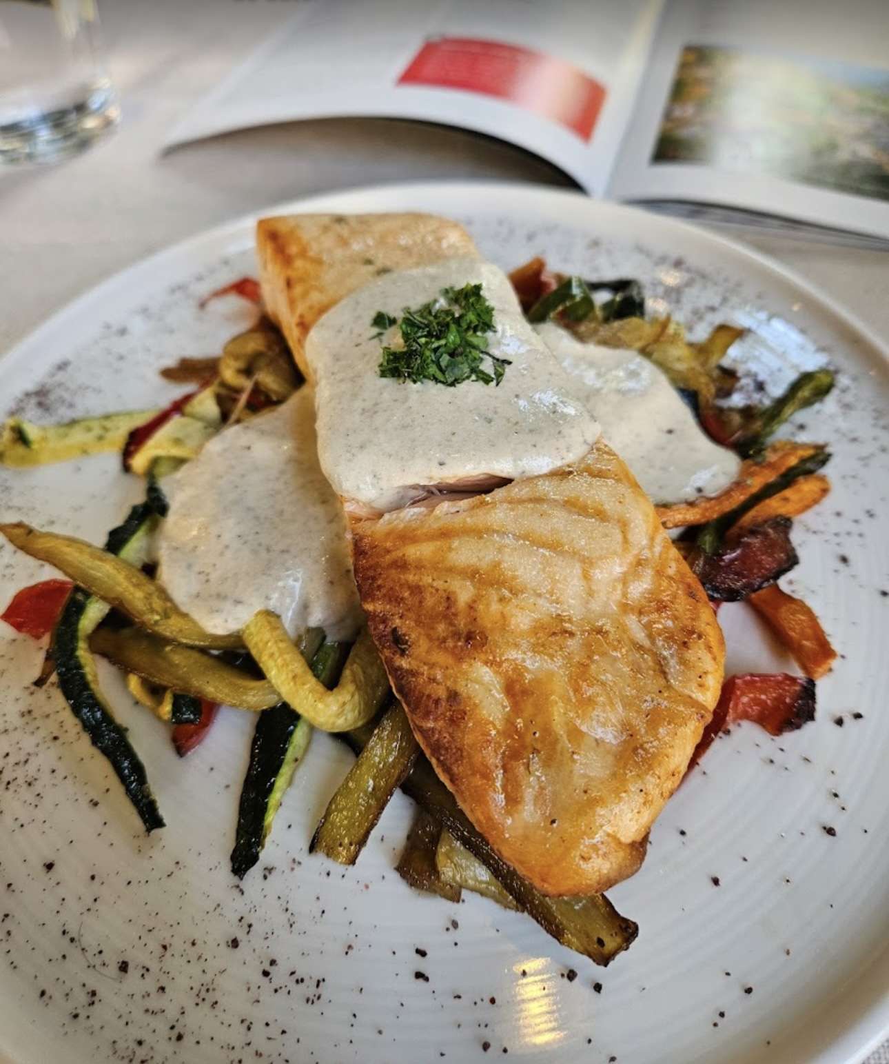 Salmón con verduras fritas