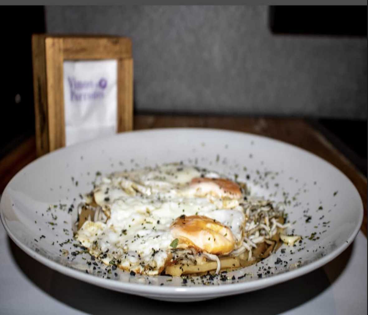 Huevos rotos con gulas